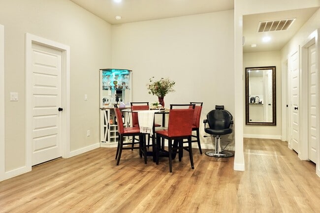 Building Photo - 413 Graze St