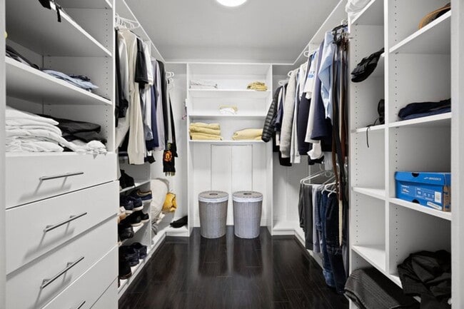 Building Photo - 930 NW 4th Ct