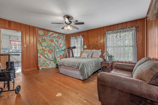 Building Photo - AVAILABLE NOW--- 3 Bed, 1.5 Bath in Eastgate