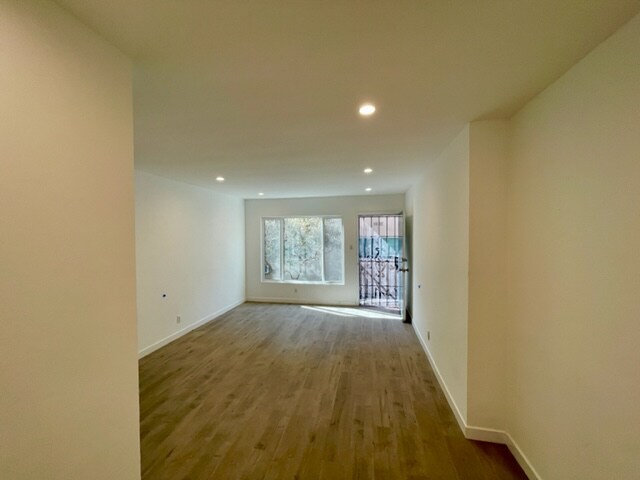 Building Photo - 2140 Beachwood Dr