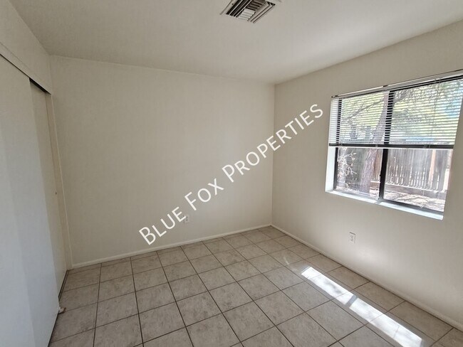 Building Photo - 3318 E Bellevue St