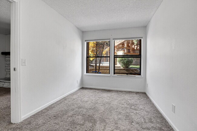 Building Photo - $1,195.95, 1-bed, 1-bath floor-level condo located in Aurora.