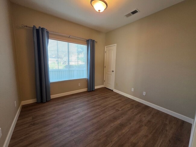 Building Photo - 3 Bedroom 2 Bathroom with Pool in NW Visalia!