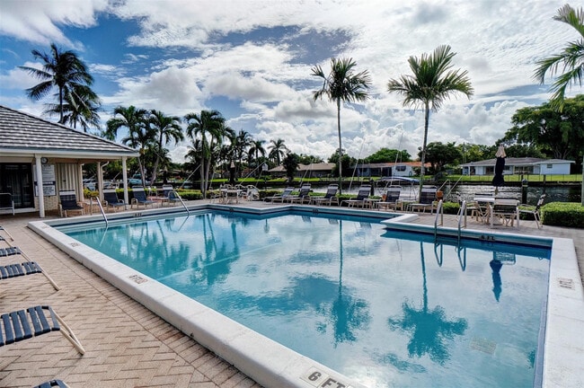 Building Photo - 140 Cypress Club Dr