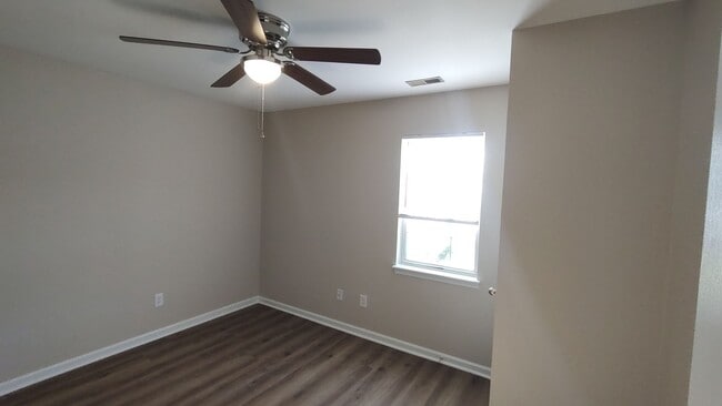 Building Photo - 813 S Dogwood Ln