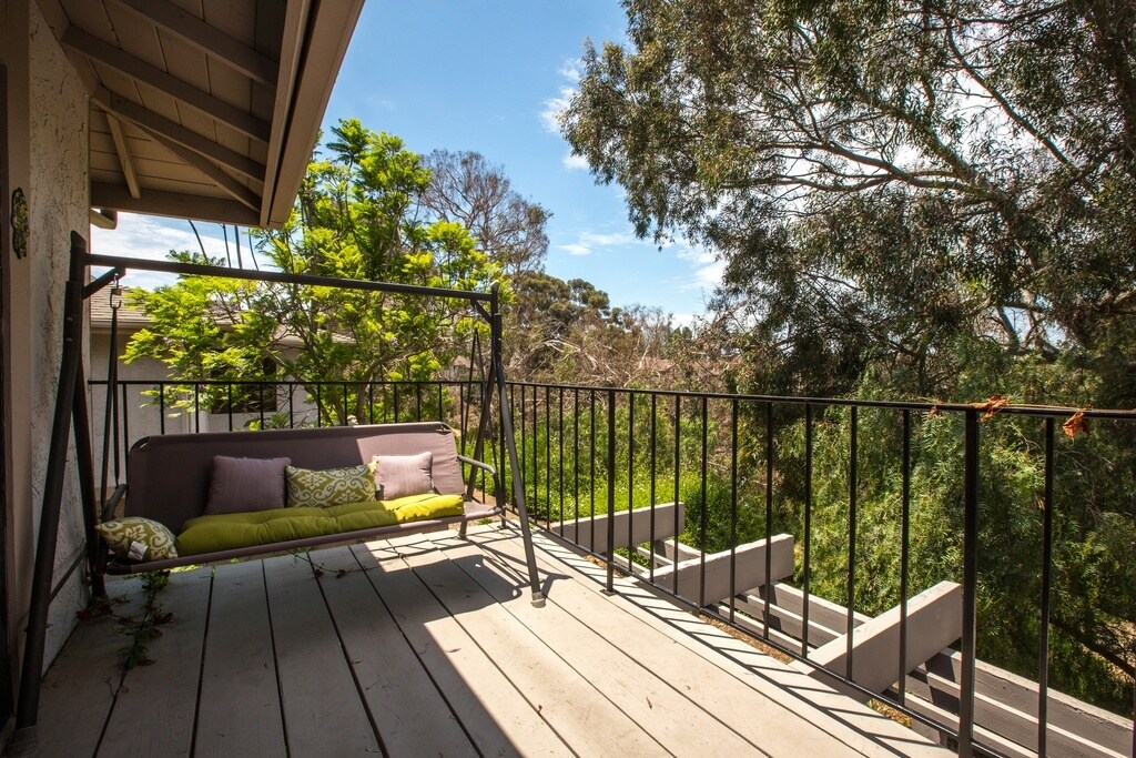Balcony (swing not included) - 9594 Easter Way
