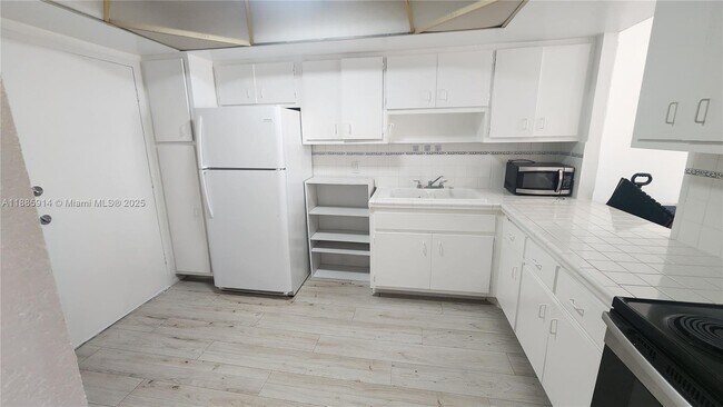Building Photo - 1301 NE Miami Gardens Dr