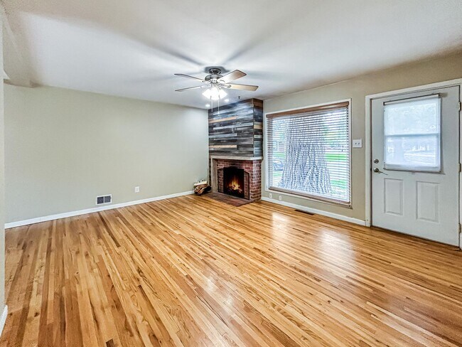 Building Photo - $0 DEPOSIT OPTION. CHARMING 3-BEDROOM HOME...