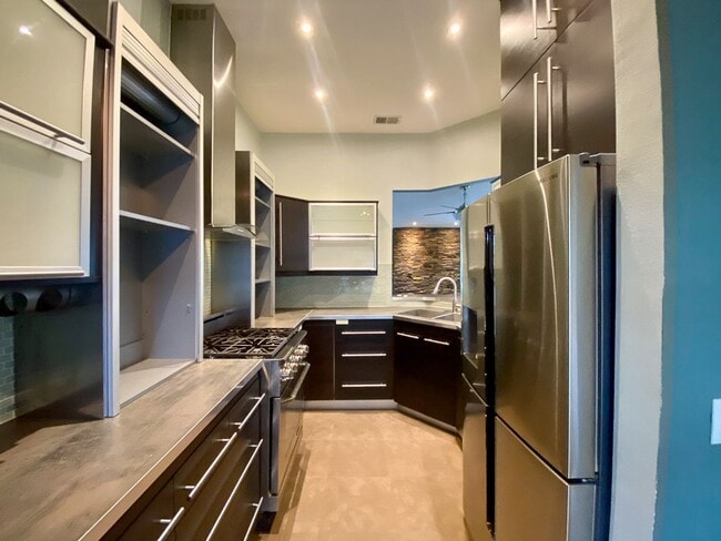 Building Photo - Modern Design 3 Bedroom 2 Bath