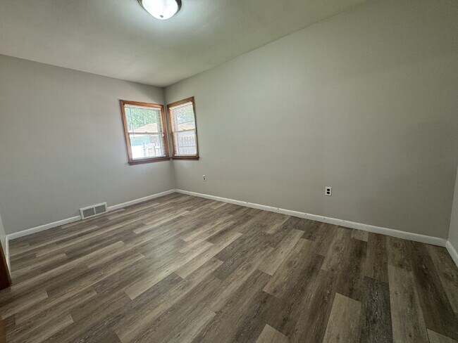 Building Photo - 1729 W Iles Ave