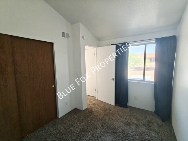 Building Photo - 880 E Peppergrass Ln