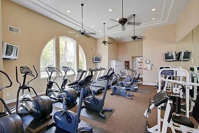 Building Photo - 3 Bedroom Townhome in gated Corte Bella community!!