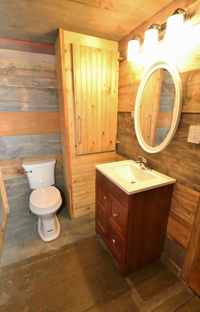 Building Photo - Beautiful Rustic Cabin