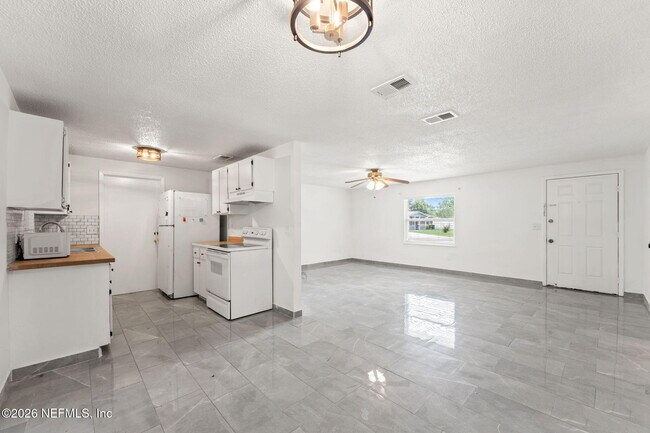 Building Photo - 4212 Pointe Haven Dr N
