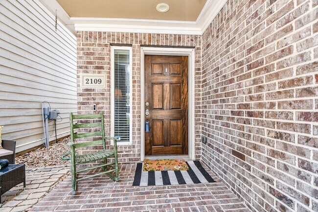 Building Photo - 2109 Bidwell Dr