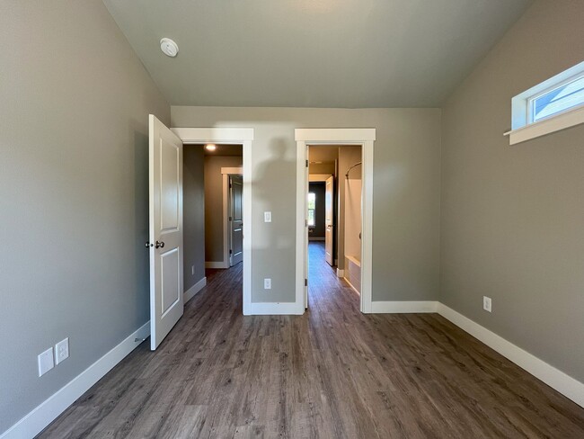 Building Photo - Elegant Three-Bedroom Home with Updated Kitchen & Vaulted Ceilings