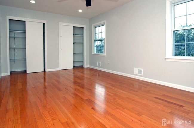 Building Photo - 4 White Oaks Dr