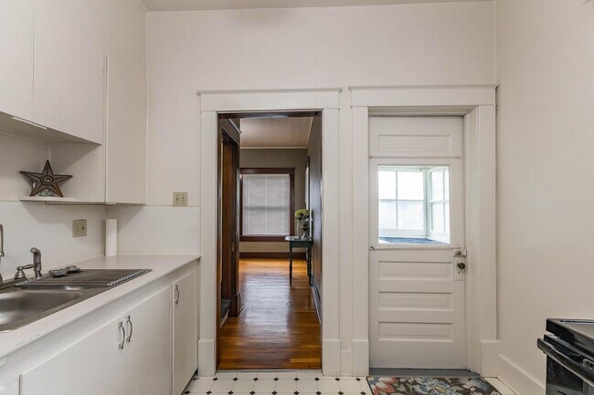 Building Photo - Charming Home - Close to Fort Riley