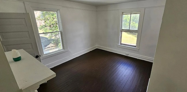 Building Photo - 4 Bedroom 1 Bath House Available to Rent f...