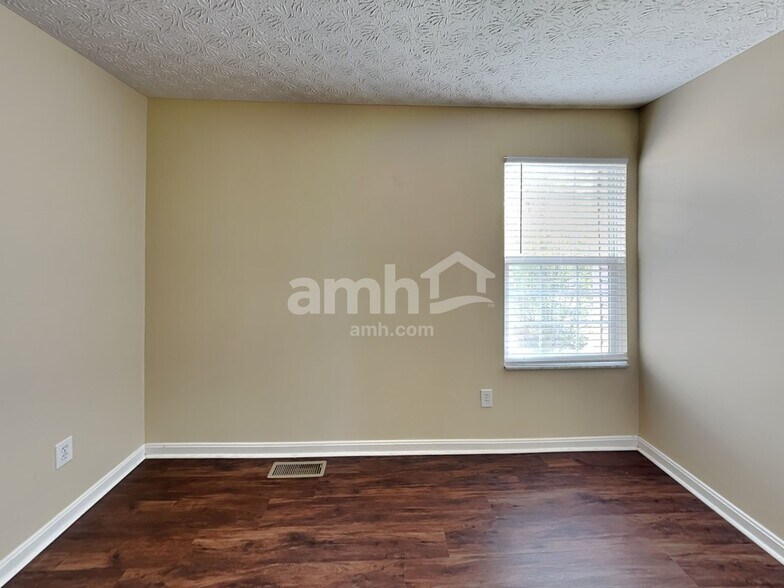 Building Photo - 10136 Corona Ln