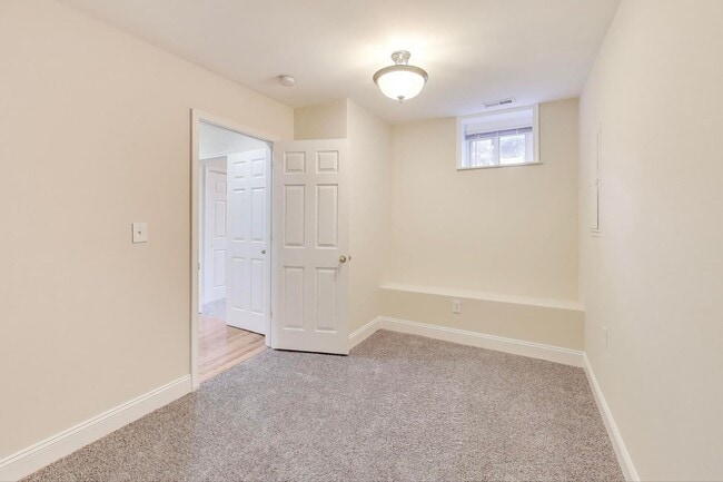 Building Photo - LEASE SPECIAL - $1,925 for a 24 month lease. 12 Month lease offered at $1,995 - Spacious 2 Bed En...