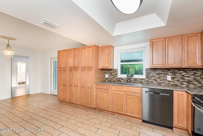 Building Photo - 986 Sycamore Dr