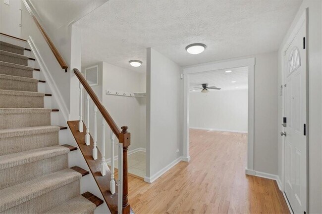 Building Photo - 9470 Hillside Dr