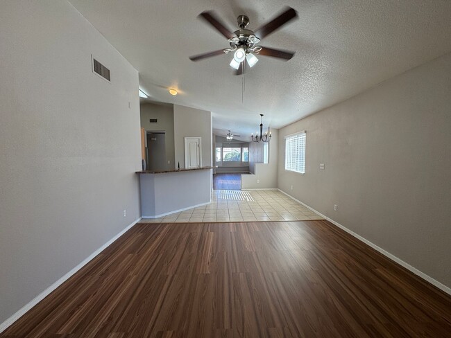 Building Photo - Great 4Bdm 2Ba Home, in a well desired loc...