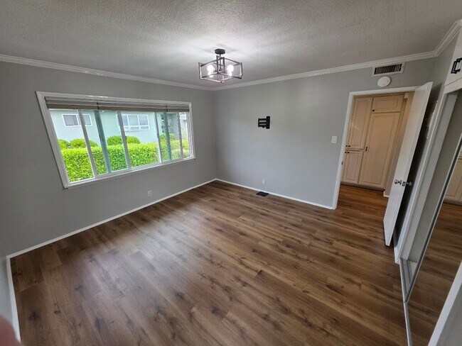 Building Photo - UPPER 1BD/1BA CONDO WITH GARAGE AND COMMON...