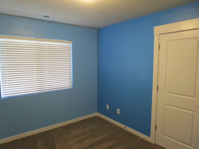 Building Photo - 3 Bedroom, 2 Bathroom Home with Ample Sola...