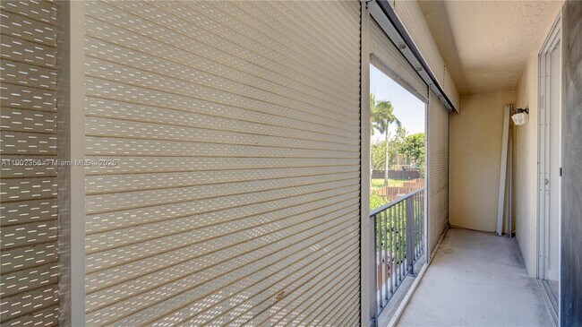 Building Photo - 933 NE 24th Ave