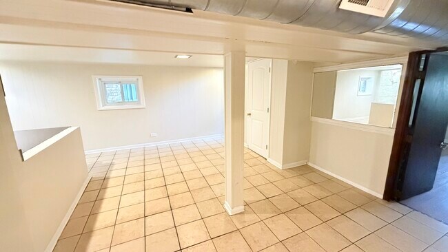 Building Photo - 5706 N Maplewood Ave