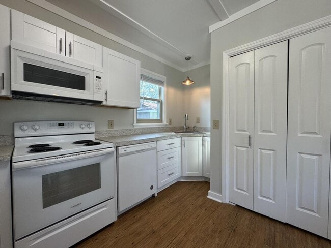 Building Photo - 303 3rd St