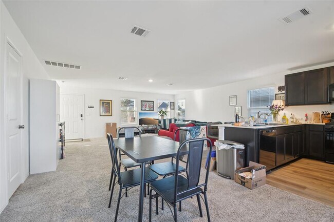 Building Photo - 857 Powell St