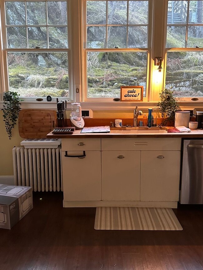 Building Photo - Beautiful Historical Home Fully Furnished In Downtown Juneau!