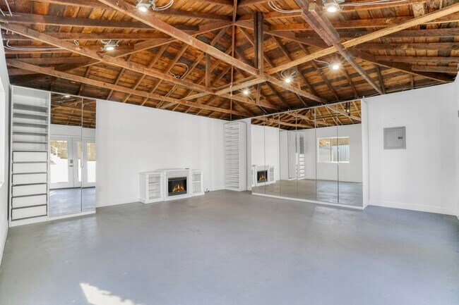 Building Photo - 1524 E Mariposa Ave