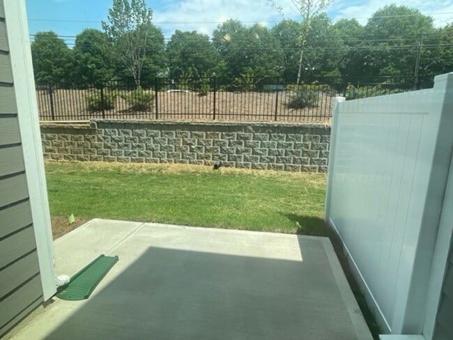 Building Photo - COMING SOON: Beautiful 3BR 2.5BA Townhome w/ 1 Car Garage • Updated Kitchen in Huntersville