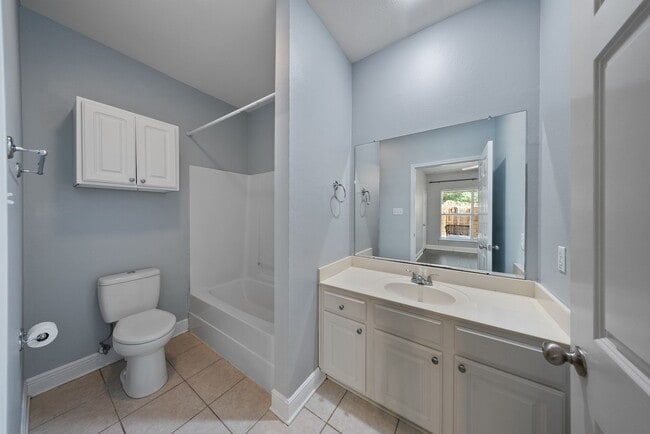 Building Photo - 2 Bedroom Condo in a Gated Community Near LSU
