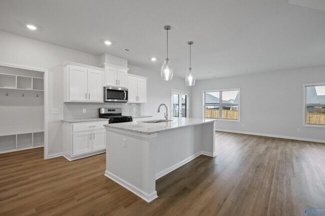 Building Photo - Move In Special!! 1/2 Off First Month's Re...