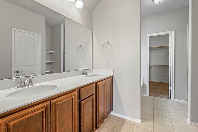 Building Photo - 3020 Oakcrest Dr