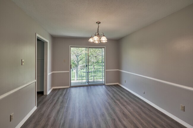 Building Photo - 922 Hoover Village Dr