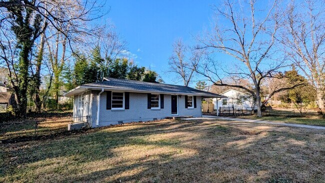 Building Photo - 3100 Highland Dr SE