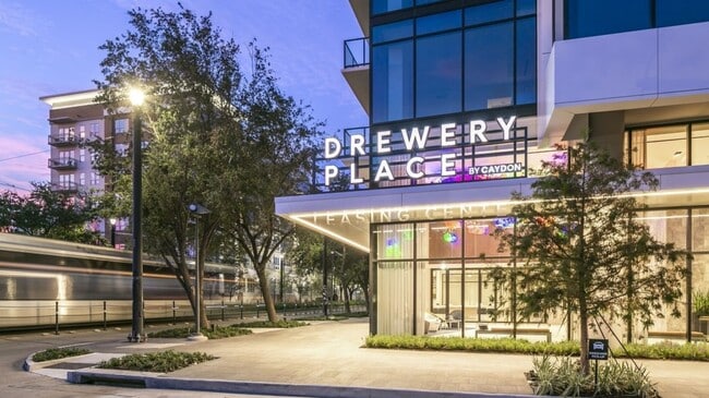 Building Photo - 2850 Fannin St