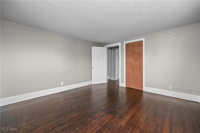 Building Photo - 1063 W 21st St