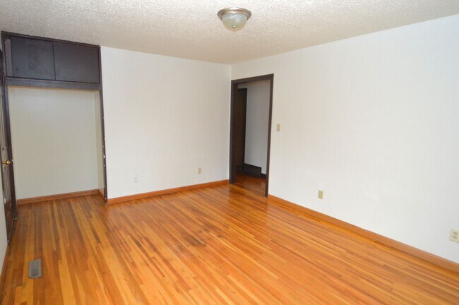 Building Photo - 5 Bedroom House for Rent