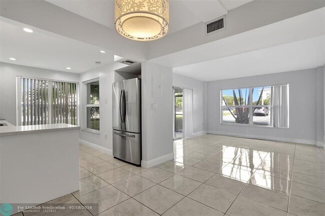 Building Photo - 4156 Inverrary Dr