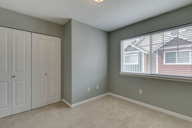 Building Photo - Luxury Mountlake Terrace Townhome with Garage