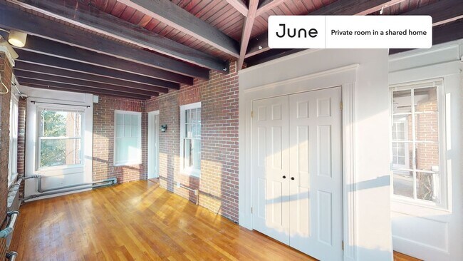 Building Photo - Private bedroom in 5 bed/2 bath Home
