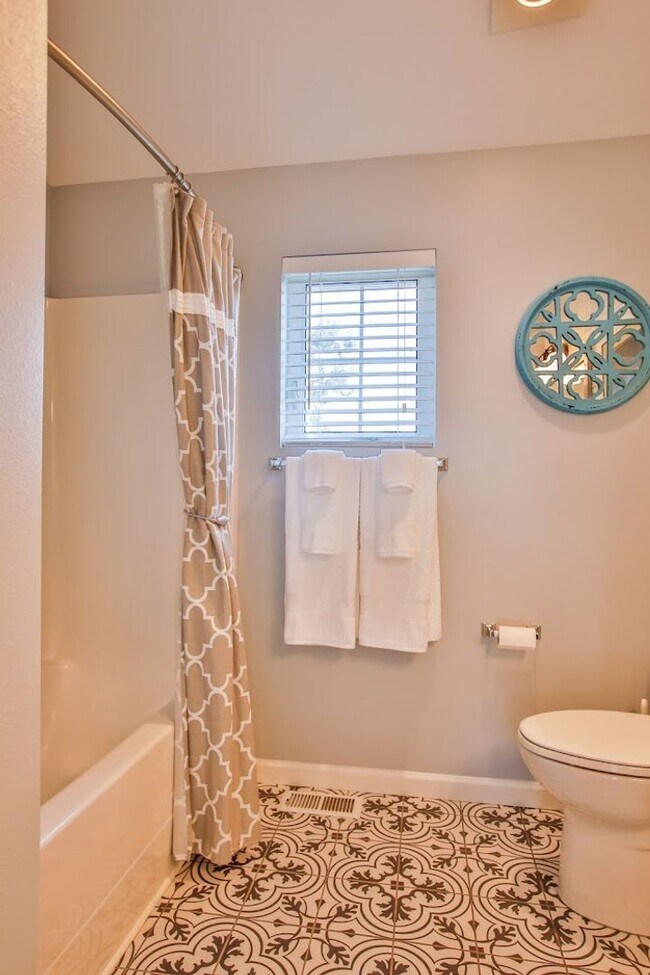 Building Photo - Gorgeous- Fully Furnished Home in Holmes Harbor, Pet Friendly and Landscape Included!