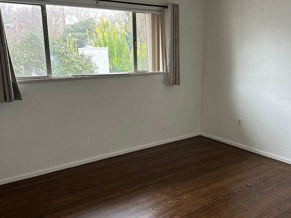 Building Photo - 2950 Land Park Dr